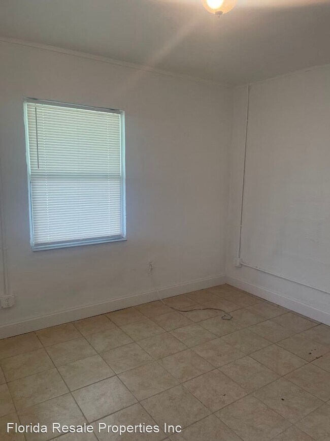 Building Photo - 2 br, 1 bath House - 3311 C St