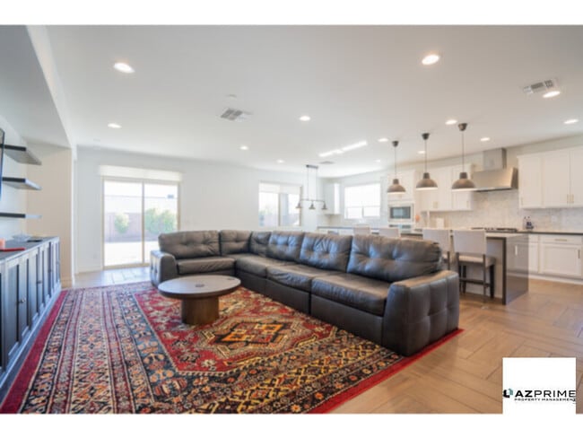 Building Photo - Elegant 4/3.5 Glendale House with Fire Pit &amp; Patio!