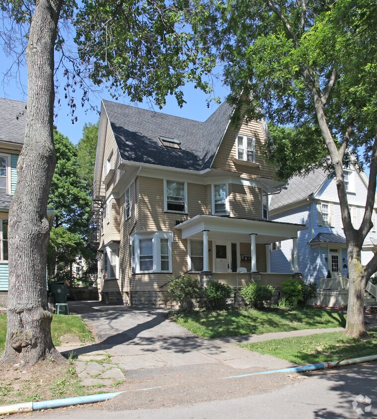 Primary Photo - 22 Thayer St