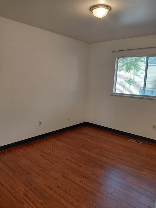 Foto del edificio - ALL PROSPECTIVE TENANTS MUST SUBMIT A $58 ...