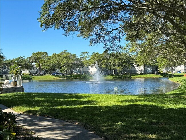 Foto del edificio - 1401 Village Blvd
