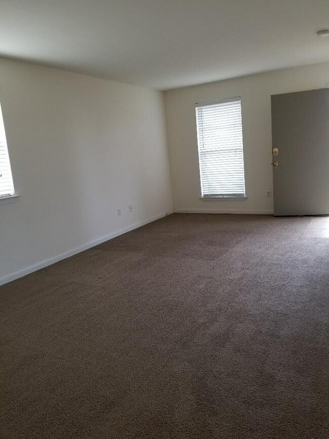 Building Photo - 5106 W Esplanade Ave