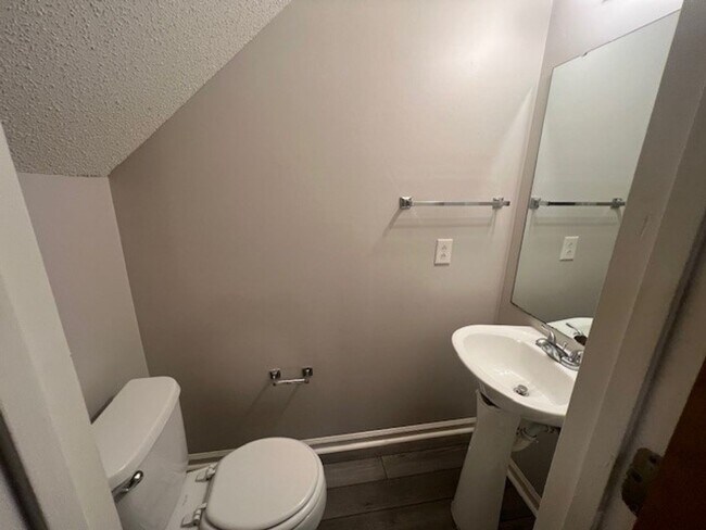 Foto del edificio - Neighborhood Pool! North Raleigh Location!...