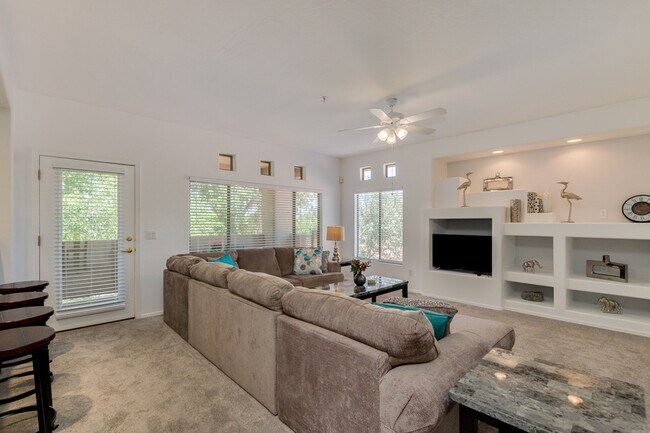 Foto del edificio - 1351 N Pleasant Dr
