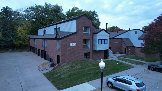 Building Photo - Luxurious 2-Bedroom Apartments with Modern Flair and Parkside Living!