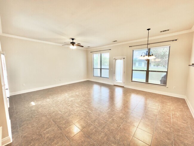 Foto del edificio - Lakefront Charm Near LSU – 3 Bed, 2 Bath w...