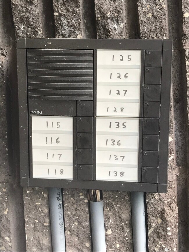 Sistema de seguridad/intercomunicación del edificio - 125 Leedom Way