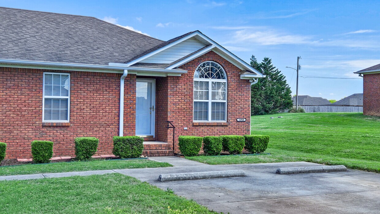 Foto principal - 14968 Cambridge Ln