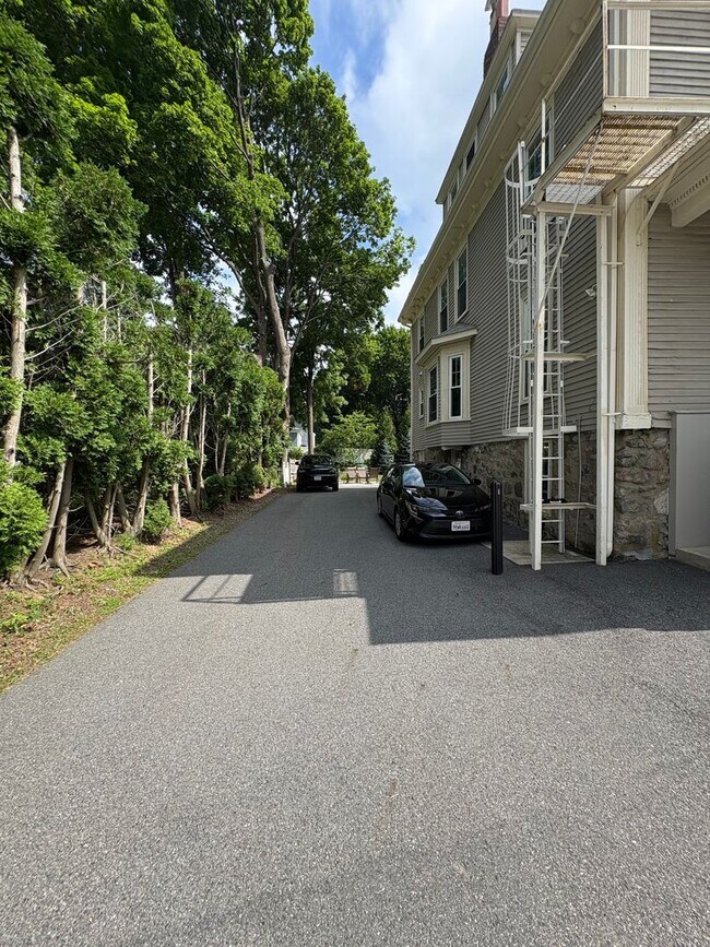 Building Photo - 1 Bed/ 1 Bath in Needham- Move in Ready!