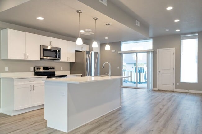 Foto del edificio - Beautiful 4 Bed - 3 Bath Townhome in Great Clearfield Location! Available on June 10th!