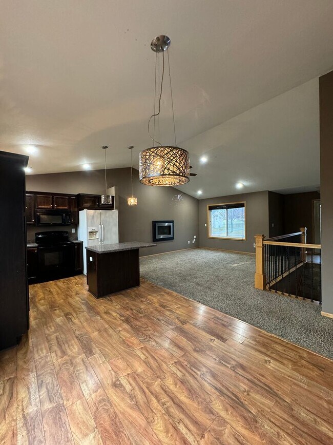 Foto del edificio - Dogs are welcome no cats. Available January 1, 2026 NW Rochester 4 bedroom 3 bath 2 car attached ...
