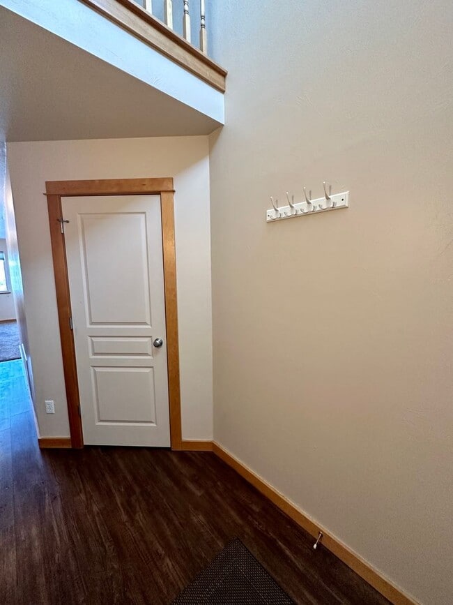 Building Photo - Spacious & Updated Townhome in Broadwater Court!