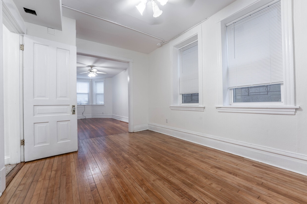 Primary Photo - 2436 W Moffat St