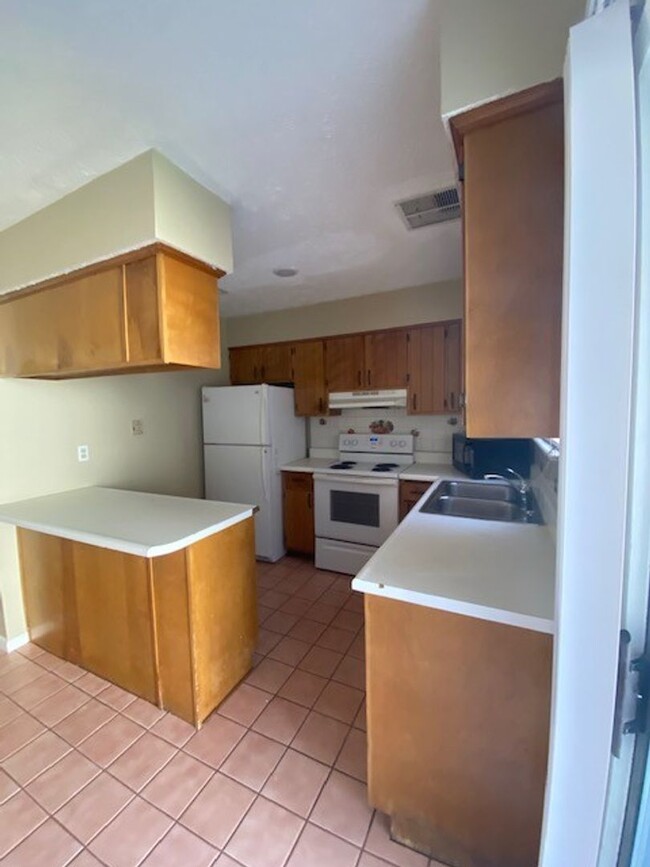 Building Photo - Cute 2 bedroom 1 1/2 bath townhome
