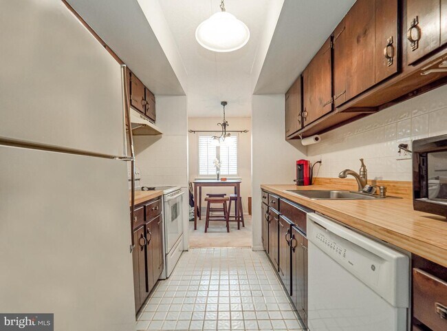 Foto del edificio - 1906 Valley Dr