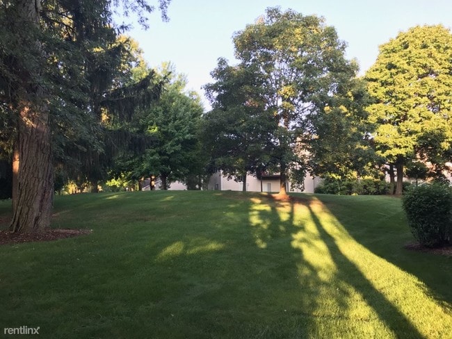 Building Photo - 2 br, 1 bath Condo - Windcrest Manor