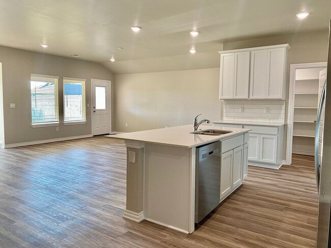 Foto del edificio - 4 Bed 2 Bath, w/Office in Deer Creek Schools