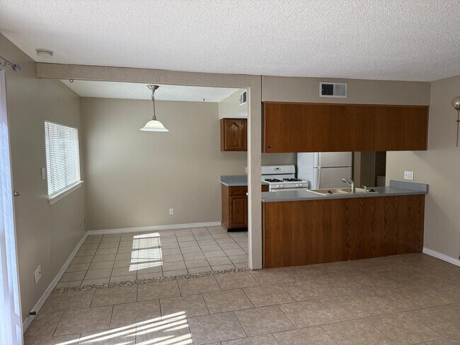 Foto del edificio - NE Heights Condo Spain/Wyoming