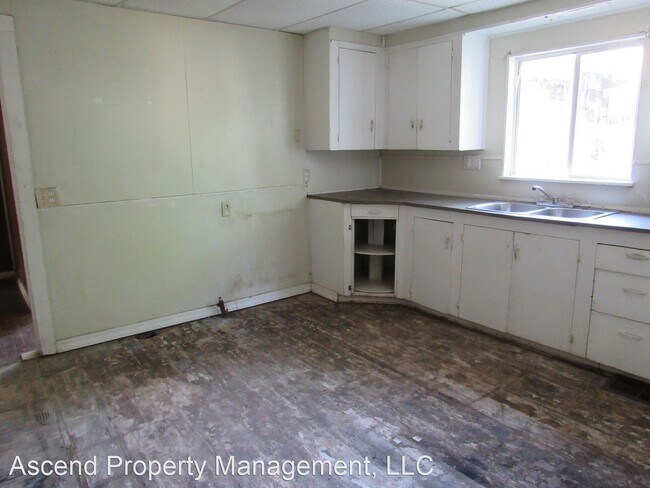 Building Photo - 4 br, 1.5 bath House - 1303 W 16th St