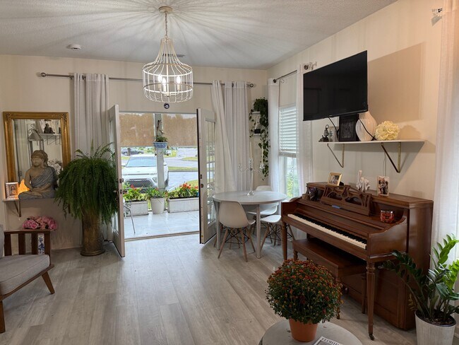 Foto del edificio - 242 Sun Colony Blvd