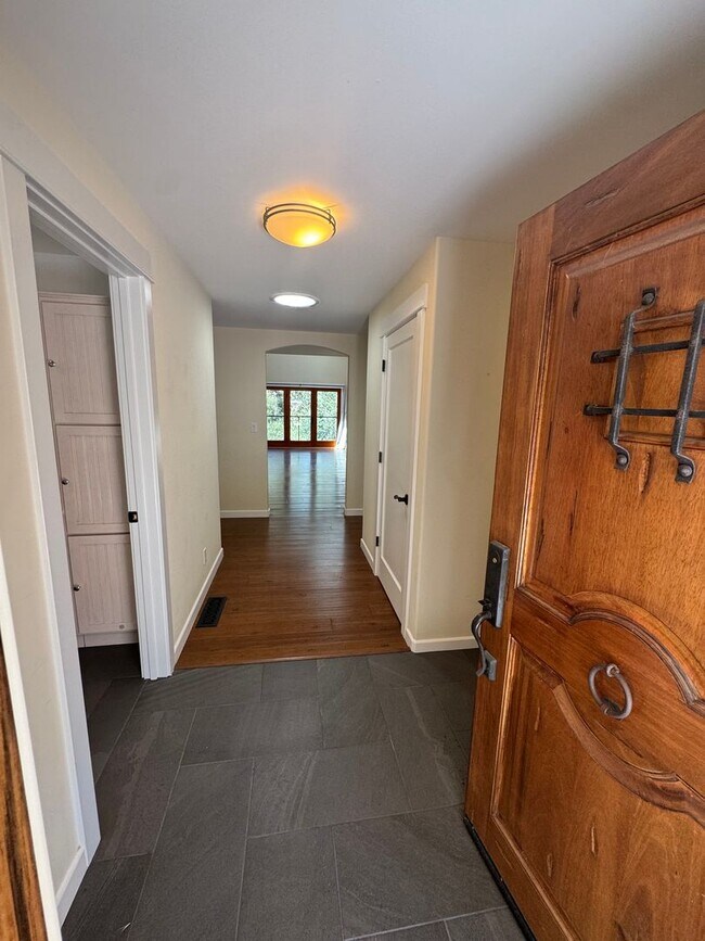 Foto del edificio - Beautiful 3 Bedroom/2 Bathroom Plus Bonus Room in Ben Lomond