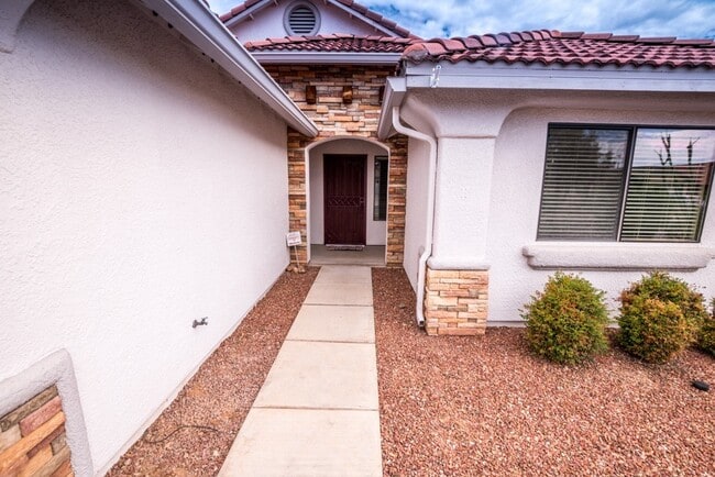 Building Photo - Charming 3 Bedroom, 2 Bath Home, with 2 Ca...