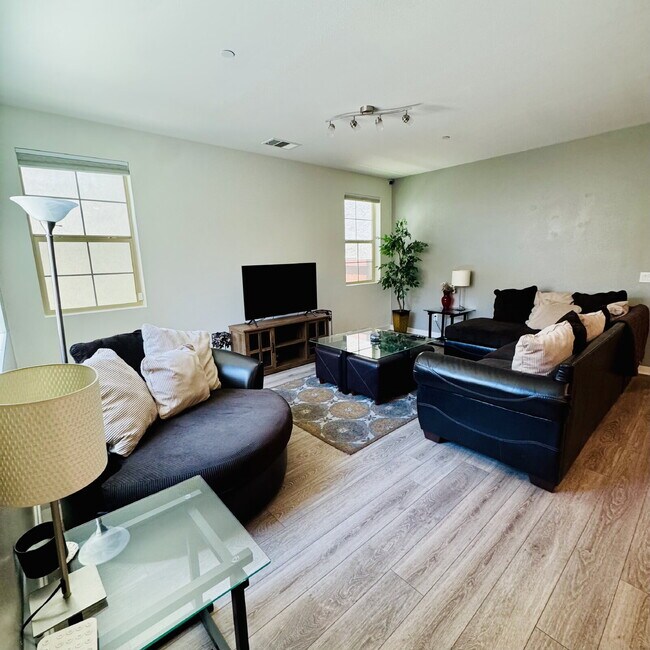 Foto del edificio - Ready to share an elegant lifestyle? Consider a room for rent!