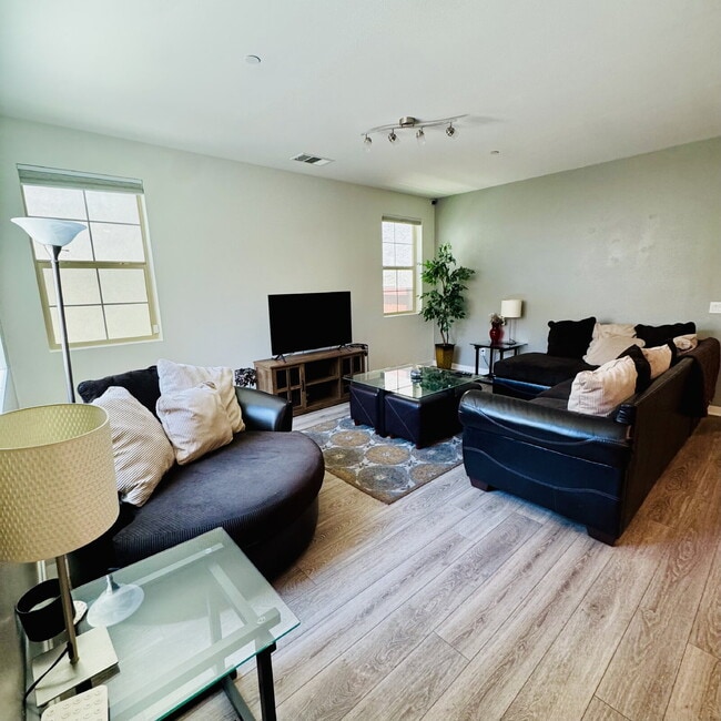 Building Photo - Ready to share an elegant lifestyle? Consider a room for rent!