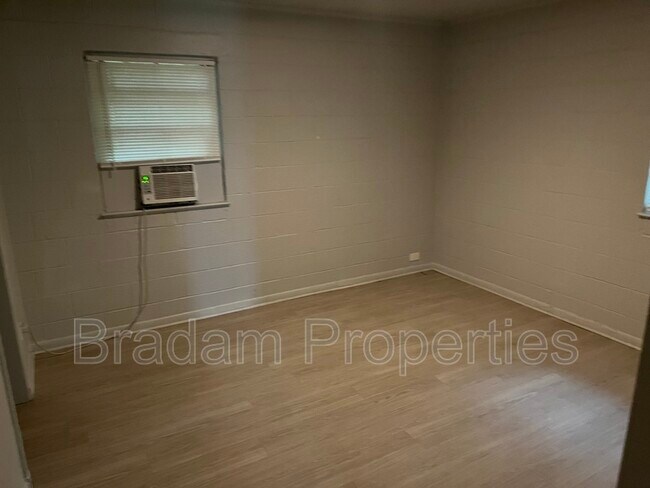 Foto del edificio - 3239 E Admiral Ct