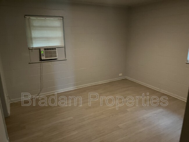 Building Photo - 3239 E Admiral Ct