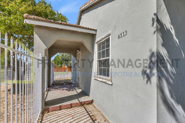 Building Photo - Charming 2-Bedroom Bungalow in Sacramento
