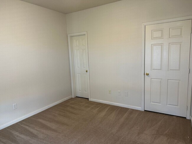 Building Photo - 2 Bedrooms / 2 Bathrooms Condo Near UNR