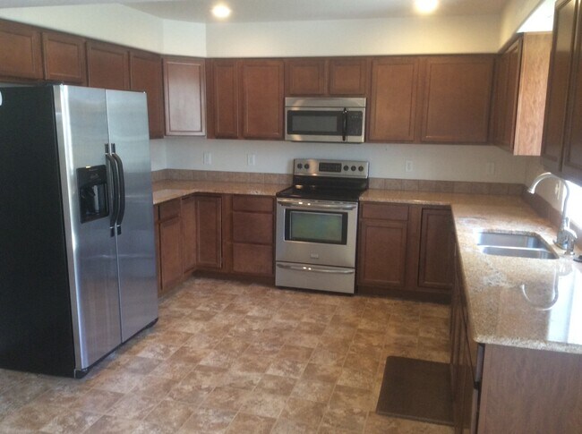 Foto del edificio - 5 BEDROOM, 4 BATHROOM TOWNHOUSE WITH 2 CAR...