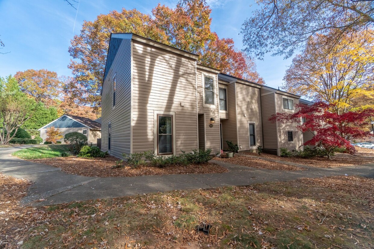 Foto principal - Cozy townhome in Greensboro NC