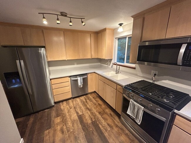 Building Photo - 5 bed, 2 bath Covington Home w/2-car garag...