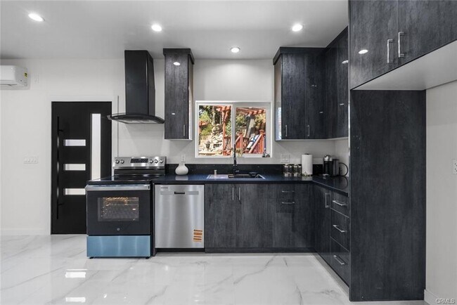 Foto del edificio - 10801 1/2 Wescott Avenue, Los Angeles, CA 91040 - 2 BR 2 BA house