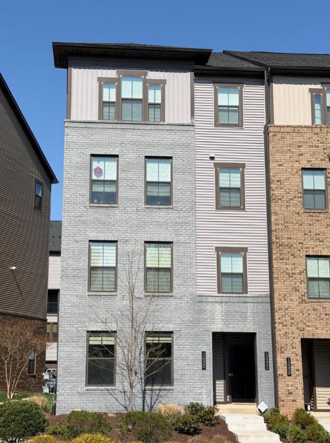 Welcome to this beautifully refreshed residence in the heart of Herndon, where comfort meets effo... - Welcome to this beautifully refreshed residence in the heart of Herndon, where comfort meets effo... Apartment