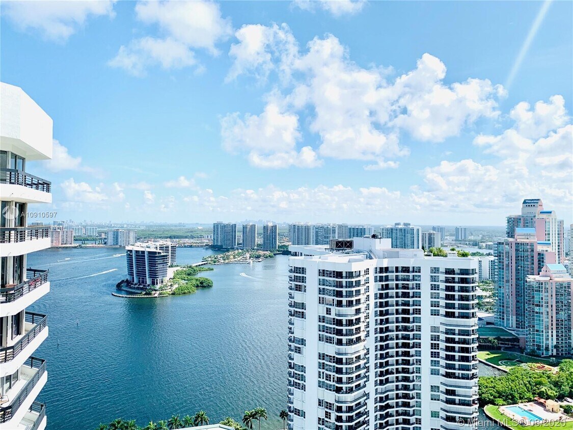 Foto principal - 3500 Mystic Pointe Dr