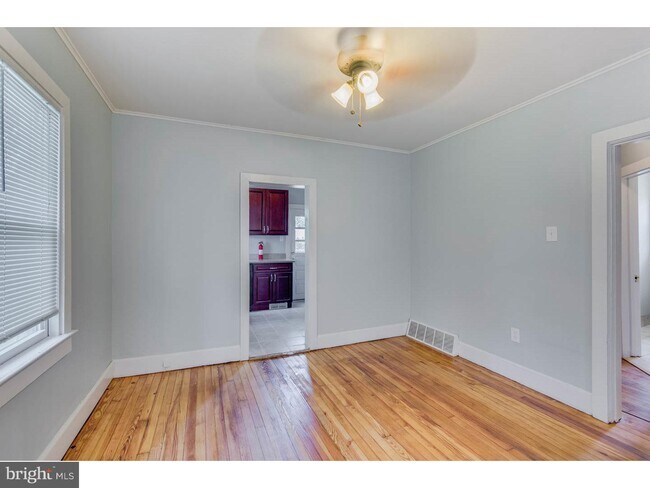 Building Photo - 106 W Crestwood Ave