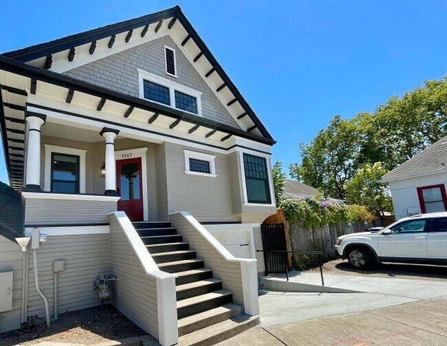 Building Photo - Beautifully Remodeled Two Bedroom Downtown...