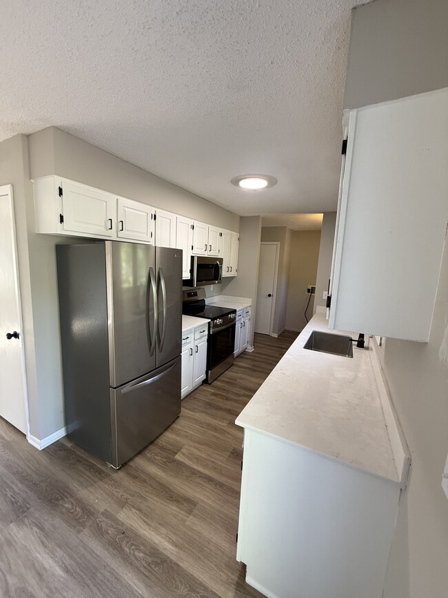 Building Photo - 14881 Circle Dr