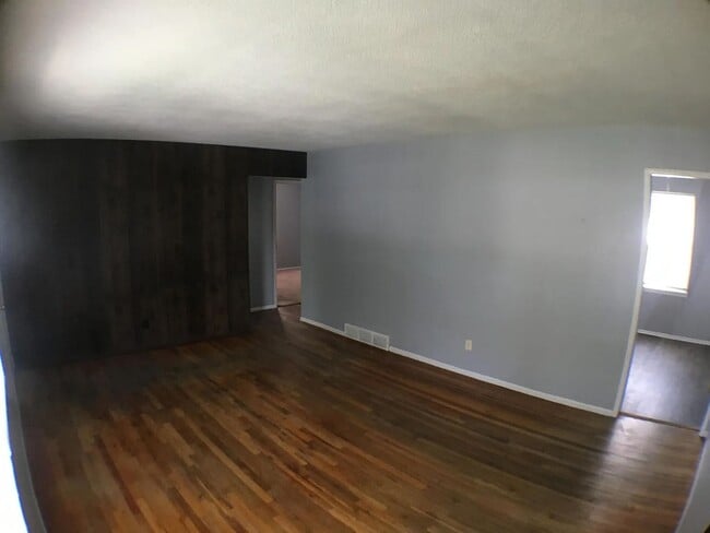 Building Photo - 2 bedroom 1 bath with fenced backyard