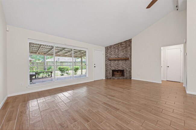 Foto del edificio - 2502 Old Oak Ln