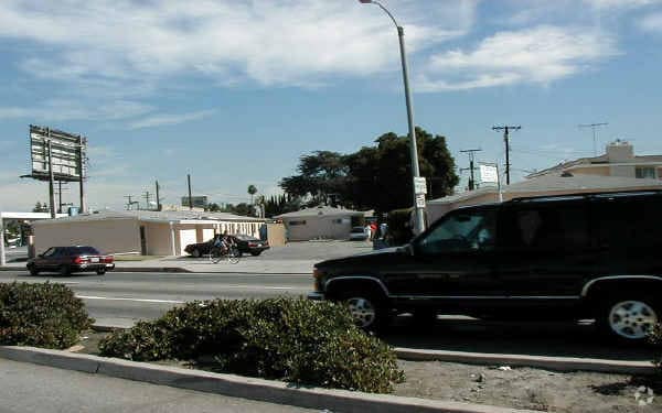 Building Photo - 12618 Lakewood Blvd