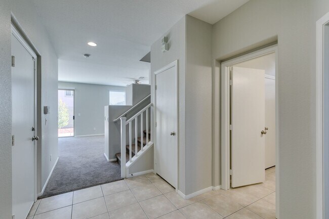 Building Photo - 3 bedroom + Den! Ready for immediate move ...