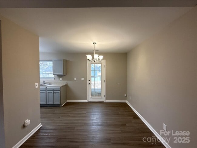 Foto del edificio - 3631 Joel Turner Dr