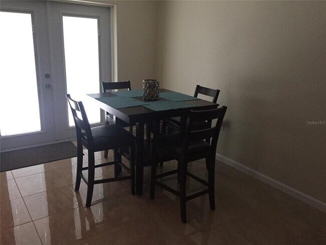 Foto del edificio - 715 Baywood Cir