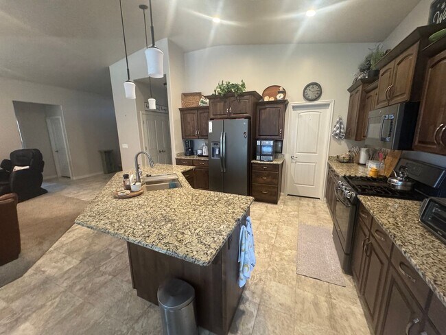 Foto del edificio - Lightly Furnished 4 Bed Home!