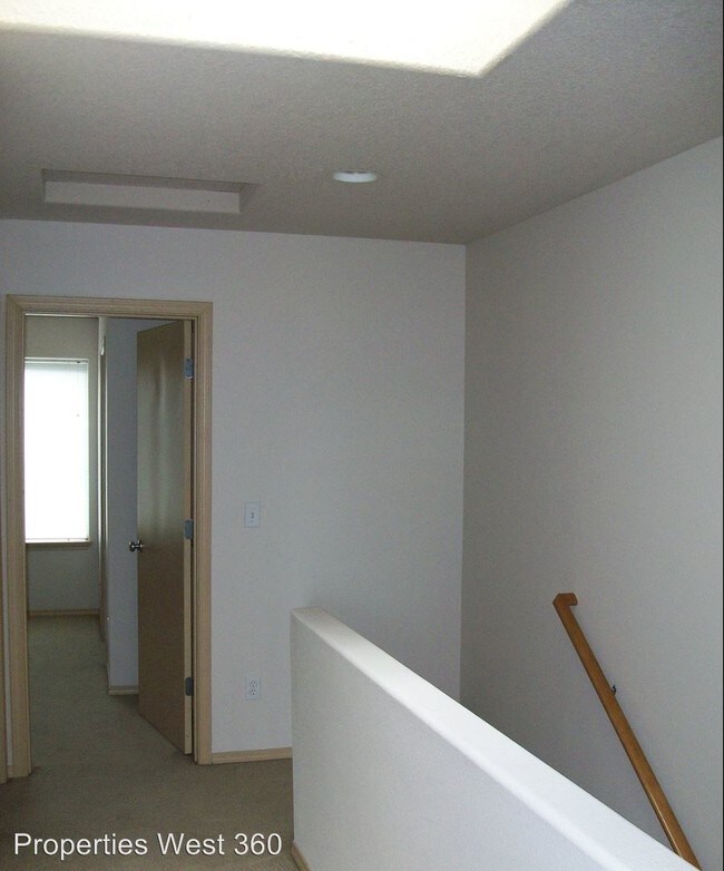 Building Photo - 4576 NE Nicholson Loop