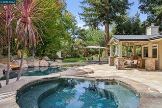 Building Photo - 783 Los Palos Manor